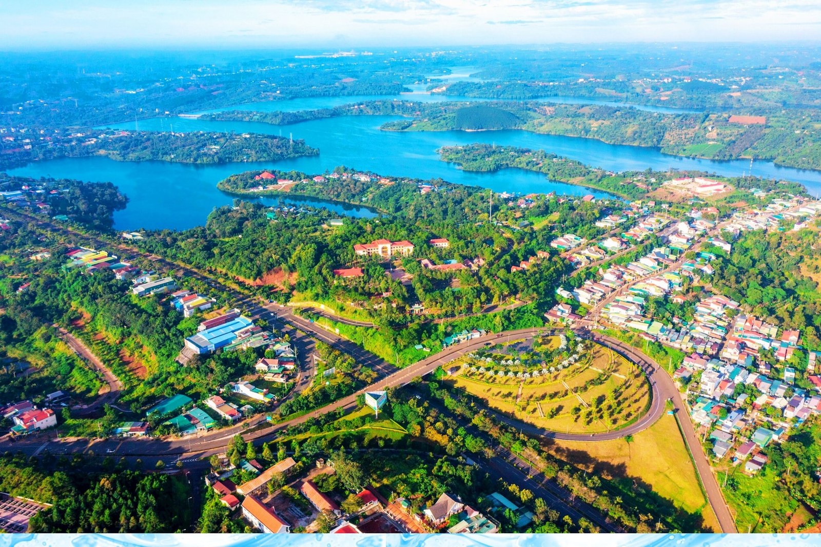 Flycam Gia Nghĩa với hồ rộng và bùng binh elip