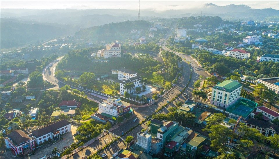 Đường vòng cung uốn lượn ôm đồi Gia Nghĩa