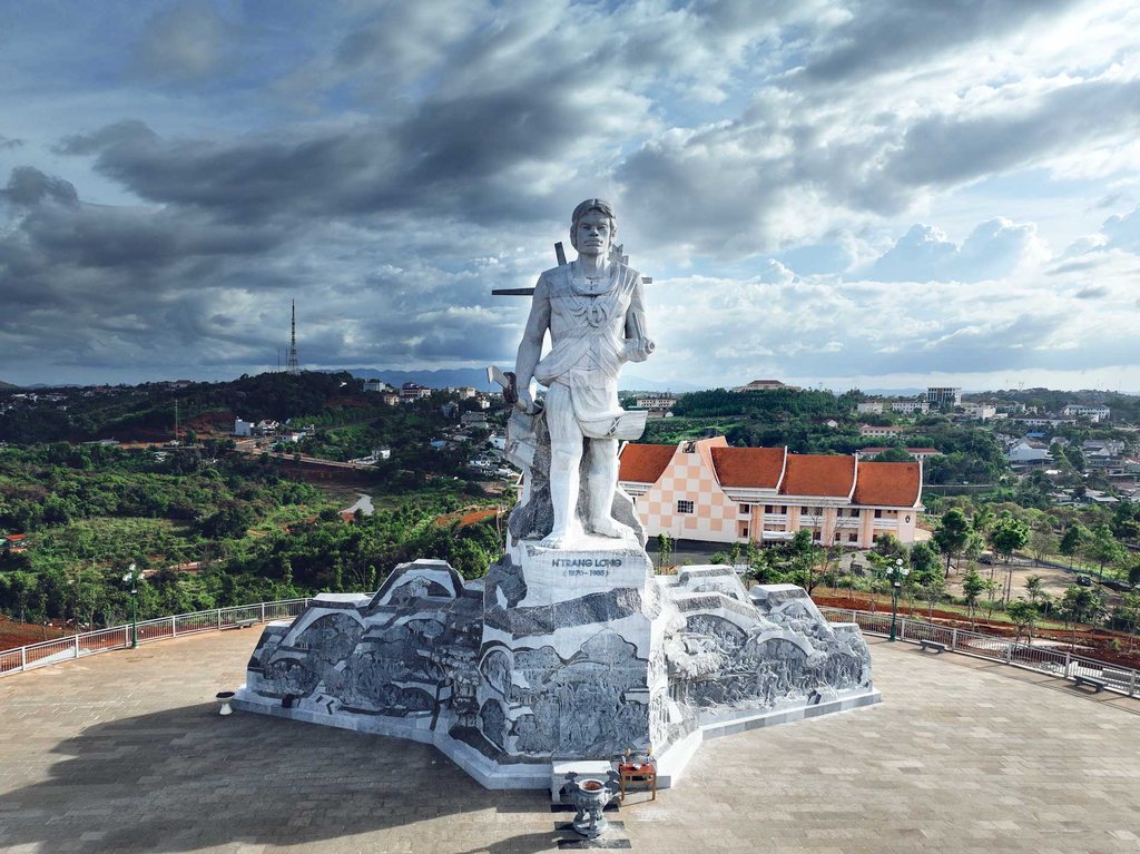 Tượng đài N'Trang Lơng — anh hùng dân tộc M'Nông
